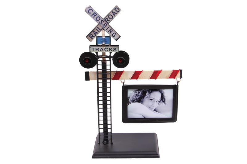 Декоративный указатель направления на металлическом каркасе